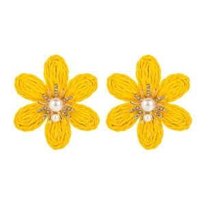 Boucles d'oreilles fleurs en raphia avec perles et strass sur fond blanc pur