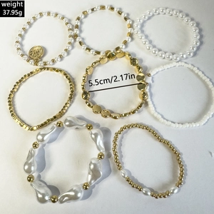 Détail d'un lot de 8 bracelets en perles multicouches avec pendentifs de pièces d'or