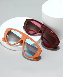 Vue détaillée de lunettes de soleil pilote surdimensionnées avec rivets en métal