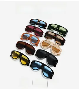Assortiment détaillé de lunettes de soleil aviateur surdimensionnées en plusieurs coloris