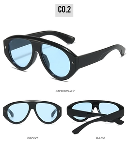 Détails de lunettes pilote noires avec verres bleus et ornements en flèche argentée
