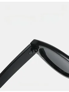 Détail des charnières métalliques haute résistance sur une monture de lunettes pilote noires