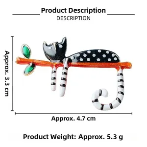 Vue détaillée de la broche chat en émail avec dimensions de 3,3 cm sur 4,7 cm de large