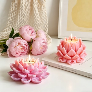 Élégantes bougies roses en forme de fleur de lotus faites à la main avec moules en silicone