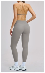 Detail of high waist yoga pants with V-shaped back seam for butt-lifting effect
