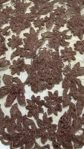 Primo piano dettagliato di intricati ricami floreali su trama di pizzo traforato
