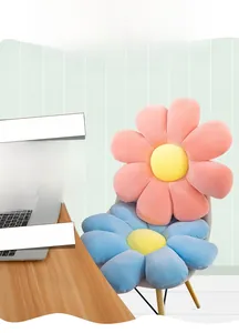 Primer plano de cojines de felpa de flores rosas y azules en una silla de oficina