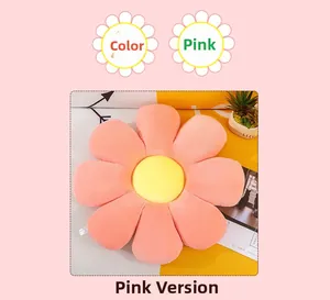 Detalle del cojín de silla de peluche flor rosa con centro amarillo y tejido suave