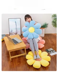 Detalle de cojines de flores en pana azul, rosa y amarillo para decoración hogar