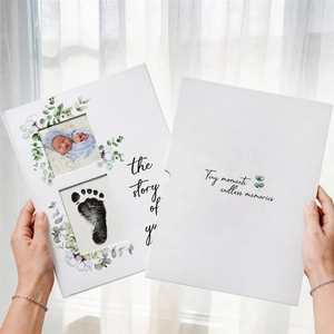 Weißes Baby-Meilensteinbuch mit Eukalyptus-Design und Neugeborenen-Fußabdrücken