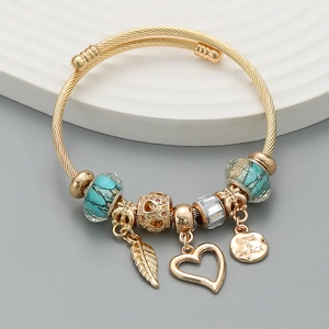 Bracciale dorato con ciondoli a cuore, foglia e medaglietta incisa LOVE & PEACE