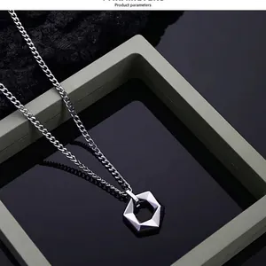 Collana uomo in acciaio al titanio con pendente a prisma esagonale e catena cubana