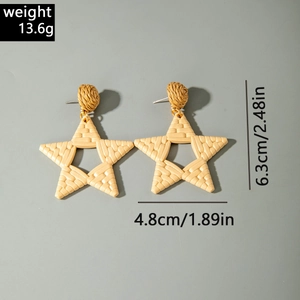 Detailed dimensions of star shaped woven raffia earrings showing weight and size