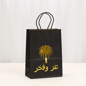 Dettaglio della borsa regalo nera con palma in oro e scritte in calligrafia araba