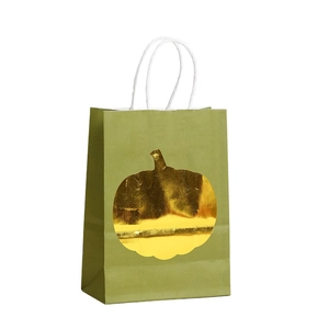 Sac cadeau de Thanksgiving vert olive en kraft avec citrouille dorée et anses blanches
