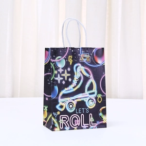 Geschenktüte mit Rollschuh-Neon-Print, LET'S ROLL Schriftzug und weißen Griffen