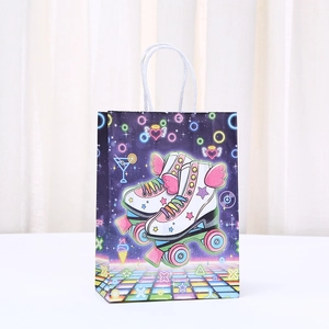 Geschenktüte im Retro-Disco-Stil mit Rollschuhen und Neonmustern auf lila Galaxie