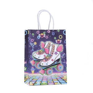 Geschenktüte mit Neon-Rollschuh-Druck und goldenen Flügeln im Retro-Kosmos-Design