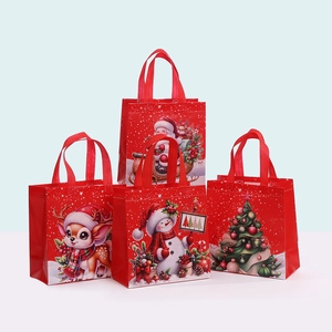 Vista macro de cuatro bolsas de regalo de Navidad rojas de tela con motivos festivos