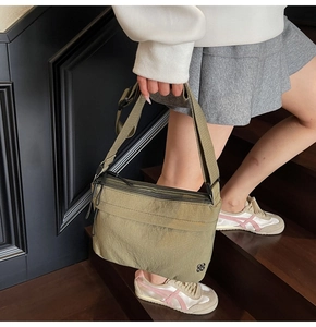 Bolso bandolera de nailon verde oliva con doble cremallera y correa ancha ajustable