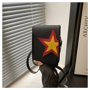 Vue détaillée du sac bandoulière en cuir noir avec un écusson étoile rouge et jaune rétro