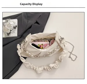 Détail de l'intérieur du sac nuage crème montrant l'espace pour maquillage et mobile