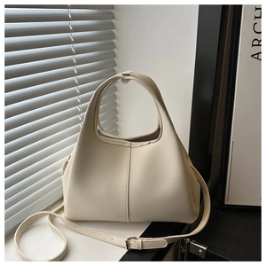 Detail der beigen Hobo-Tasche mit Litschistruktur und verstellbarem Schultergurt
