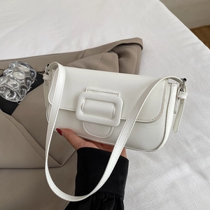 Minimalistische cremeweiße Achseltasche mit markanter großer quadratischer Schnalle
