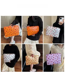 Détails des housses d'ordinateur à motif cerise en orange, argent, beige et violet
