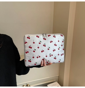 Housse d'ordinateur argentée à motif cerises avec détail de double fermeture éclair