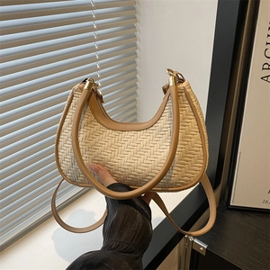 Elegante borsa hobo intrecciata bianco crema con manico in pelle marrone e oro