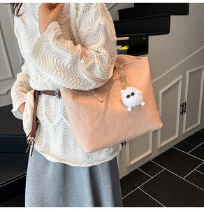 Sac fourre-tout rose en similicuir avec motifs floraux en relief et pompon blanc