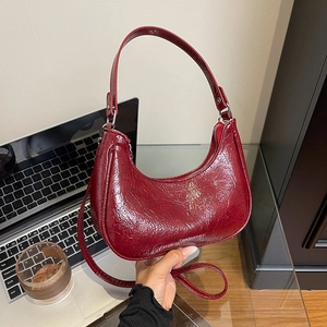 Sac hobo bordeaux chic à texture plissée brillante avec bandoulière amovible