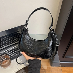 Sac hobo demi-lune noir en cuir verni froissé avec logo TIANYUNYICAI et bandoulière réglable
