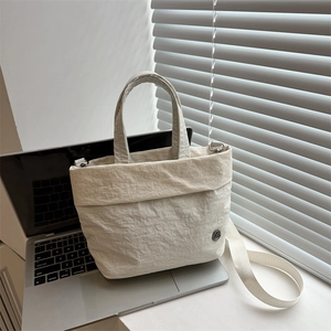 Bolso bandolera infantil minimalista blanco crema con textura rugosa y correa ajustable
