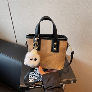 Mini sac cabas en toile marron avec garniture noire et breloque en peluche blanche