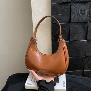 Sac sous le bras croissant marron caramel avec texture plissée brillante et anse