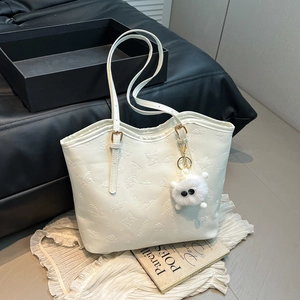 Grand sac fourre-tout blanc en similicuir avec relief floral et pendentif monstre