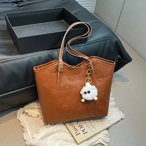 Sac cabas en cuir marron avec gaufrage papillon et pendentif peluche pour le quotidien