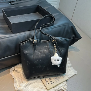 Grand sac cabas en similicuir noir avec motifs embossés et breloque pelucheuse