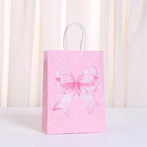 Bolsa de regalo de papel kraft rosa con lazo estampado y asas de cuerda blanca