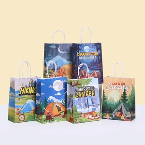 Sacs Cadeaux en Papier Kraft Thème Camping Avec Poignée en Corde Torsadée Illustration Aventure en Plein Air Randonnée Design
