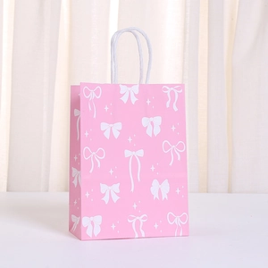 Bolsa de regalo de papel kraft rosa con estampados de lazos blancos y asas de cuerda blanca