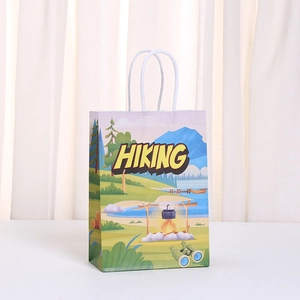 Detalle de bolsa de regalo blanca con ilustraciones coloridas de senderismo y montaña