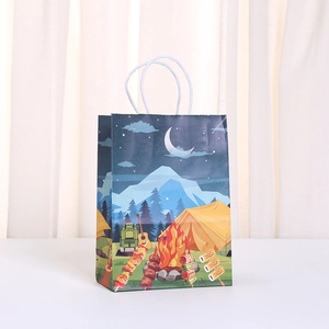Detalle de una bolsa de regalo con ilustración de camping colorida, tienda y fogata