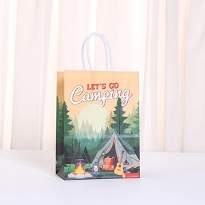 Bolsa de regalo de papel kraft con diseño de camping y asas de cuerda blanca