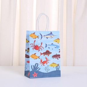 Sac cadeau en papier à thème océan avec motifs de poissons colorés et anses en corde