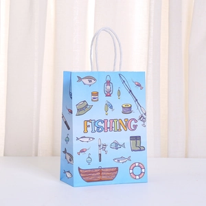 Sac cadeau en papier bleu clair thème pêche avec motifs poissons et poignées blanches
