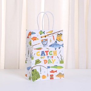 Sac cadeau en papier blanc avec illustrations de pêche 'Catch of the Day' et anses en corde