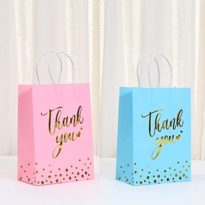 Detalle del estampado dorado Thank You y asas trenzadas en bolsas de regalo rosas y azules